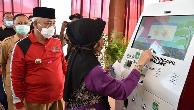 Bupati Malang HM Sanusi saat mengoperasikan mesin ADM. (Foto : Humas Pemkab Malang)