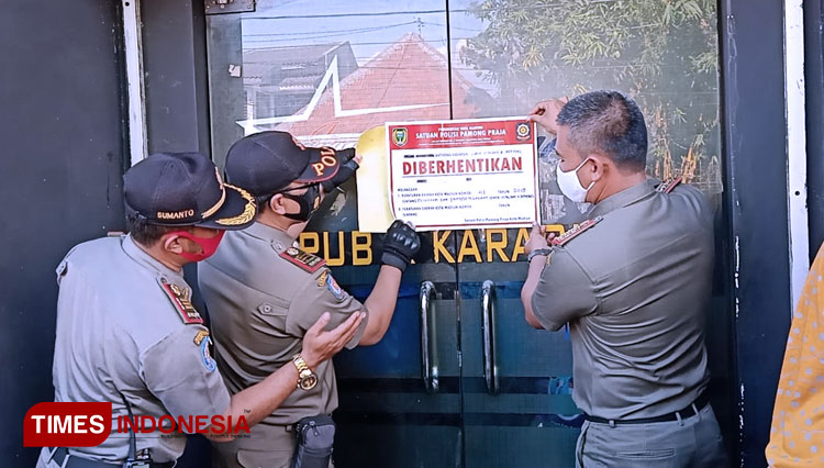 Satpol PP Kota Madiun menutup THM di Jalan Bali Kota Madiun. (Foto: Aditya Candra/TIMESIndonesia)