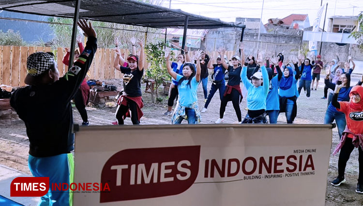 Peserta outdoor zumba terlihat antusias dan energi dipandu instruktur. (Foto: Yupi Apridayani/TIMES Indonesia)