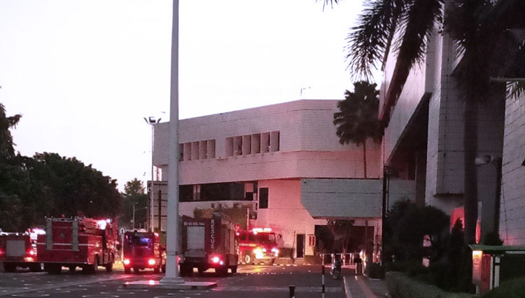 Petugas Pemadam Kebakaran yang tengah memadamkan api di gedung kementerian sosial RI, Senin (21/9). (Foto: Twitter Radio Elshinta) 