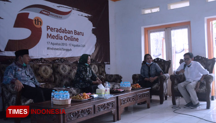 Pasangan LADUB (Hj Lathifah Shohib-Ir H Didik Budi Muljono) berkunjung ke kantor redaksi TIMES Indonesia, Senin (21/9/2020). (FOTO: Adhitya Hendra/TIMES Indonesia)