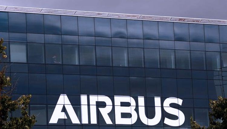 Logo Airbus  di fasilitas Airbus Defense and Space di Elancourt, dekat Paris, Prancis.(FOTO:Reuters)