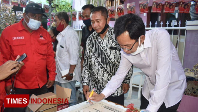 Adi Sutarwijono, Ketua DPC PDIP Surabaya menandatangani renovasi Balai RT dan MCK di kawasan Wonokromo, Senin (21/9/2020). (Foto: Ammar Ramzi/TIMES Indonesia). 