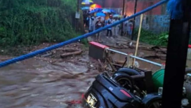 Sebuah mobil terbawa hanyut banjir bandang di Kec Cicurug, Kab Sukabumi, Jawa Barat, Senin (21/9) sore. (FOTO : capture video amatir warga for TIMES Indonesia)