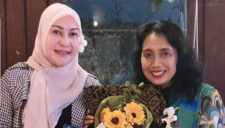 Menteri PPPA RI Bintang Puspayoga (kanan) dengan Kadis PPPA Malut Musyrifah Alhadar (kiri) saat foto bersama. (Foto: Dok. Musyrifah Alhadar)