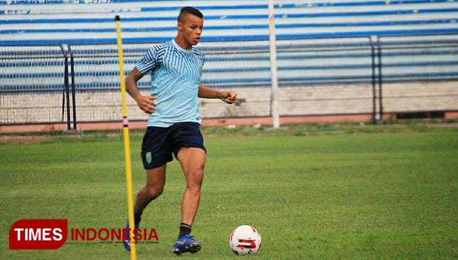 Salah satu aksi pemain Persela Lamongan, Gabriel do Carmo, dalam salah satu sesi latihan di Stadion  Surajaya Lamongan. (FOTO: MFA Rohmatillah/ TIMES Indonesia)