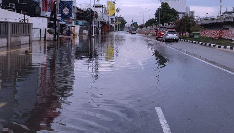 Kawasan Layang Grogol arah Latumenten yang masih digenangi air hingga selasa (22/9) pagi. (Foto: Twitter TMC Polda Metro Jaya)