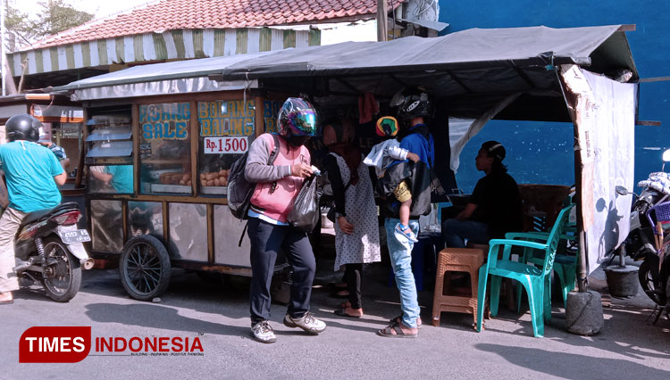 Suasana Bolang Baling Pak Toni di jalan panjunan Kota Cirebon (Foto: Ayu Lestari /TIMES Indonesia) 