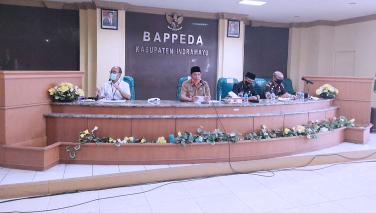 Plt. Bupati Indramayu Taufik Hidayat (tengah) saat rapat pembahasan Petrochemical Complex. (Foto: Humas Pemkab Indramayu)
