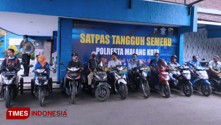 Satlantas Polresta Malang Kota melakukan pembagian SIM D gratis kepada 11 pengendara difabel. (Foto-foto: Ade Setya Candra/TIMES Indonesia)