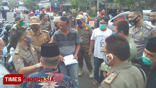 Kasat Pol PP Kota Pagaralam Mastullah berdialog bersama masyarakat, dalam upaya terus mensosialisasikan Perwako Nomor 30 tahun 2020. (Foto: Asnadi/ TIMES Indonesia) 