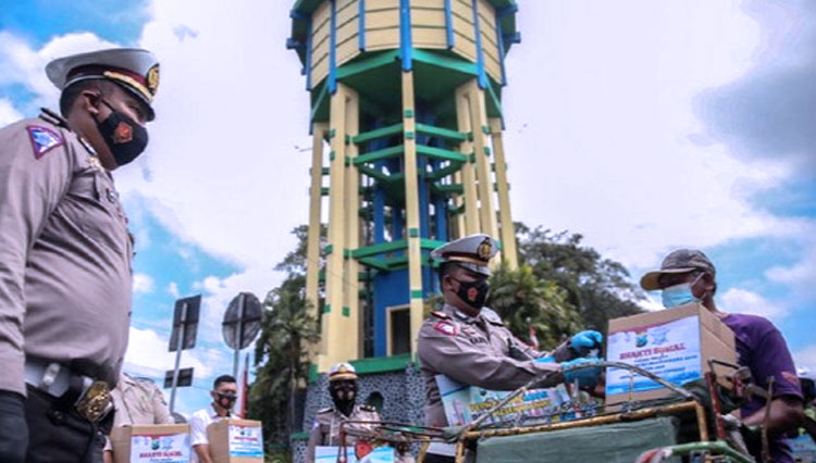 Hari Lantas Bhayangkara ke 65, Polres Jombang Bagi Masker dan Sembako