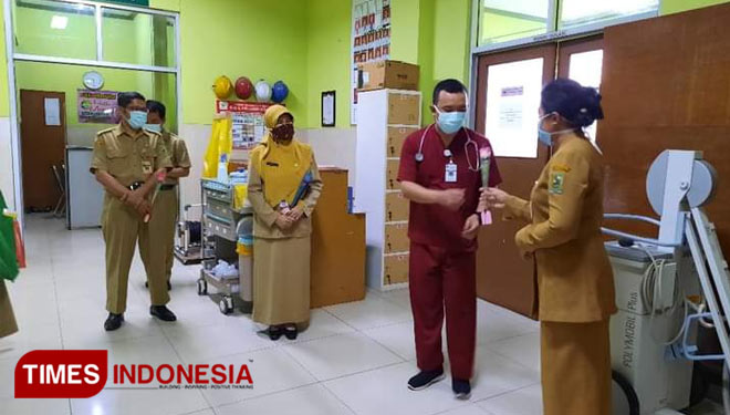 Direktur RSUD Hj. Anna Lasmanah Banjarnegara, Jawa Tengah dr Erna Astuty memperingati 