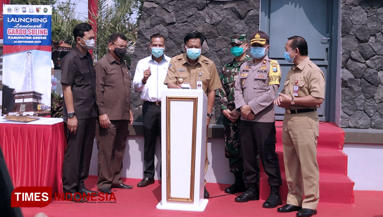Bupati Gresik Sambari Halim Radianto bersama Forkopimda saat meresmikan Landmark Gardu Suling (FOTO: Akmal/TIMES Indonesia).
