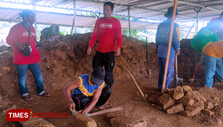 Wicaksono Dwi Nugroho (kaos merah), Arkeolog dari BPCB Trowulan, saat meninjau bangunan utama Situs Patakan yang kini telah aus, Selasa (22/9/2020). (FOTO: MFA Rohmatillah/ TIMES Indonesia)