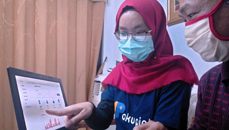 Tim Aku Pintar menunjukkan cara menggunakan aplikasi Aku Pintar Sekolah kepada guru, Selasa (22/9/2020). (Foto: Dok. Aku Pintar)