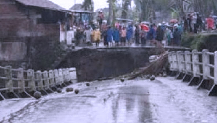 Jembatan putus diterjang banjir bandang di Kecamatan Cidahu, Kabupaten Sukabumi, Senin (21/9) sore. (FOTO: Kodim 0607 Sukabumi for TIMES Indonesia) 