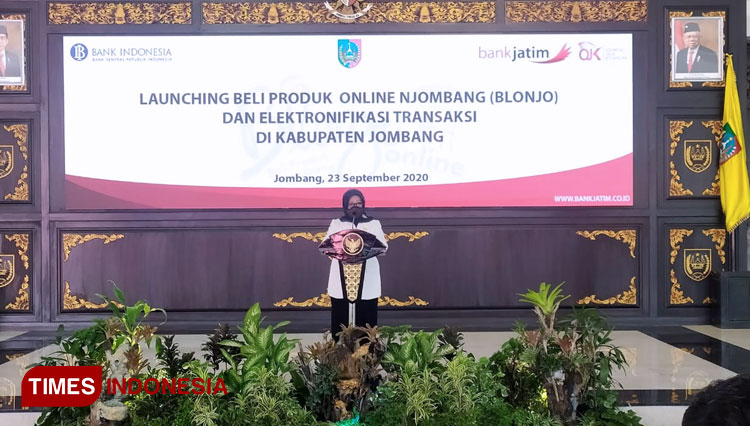 Bupati Jombang saat launching marketplace beli produk njombang (Blonjo) di Pendopo Kabupaten Jombang (FOTO: Rohmadi/TIMES Indonesia)