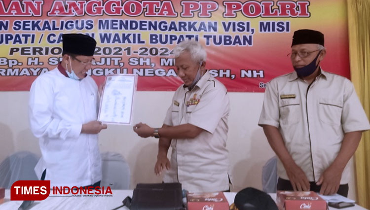 Bacabup Setiajit dengan Lamat Wiyoko Ketua Cabang PP Polri Tuban,. (Foto: Safuwan/TIMES Indonesia) 
