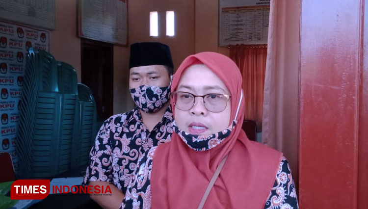 Berkas penetapan paslon Pilbup Ngawi diserahkan Prima Aquina Ketua KPU Ngawi kepada Dwi Riyanto Jatmiko. (Foto: Ardian Febri Tri H/TIMES Indonesia) 