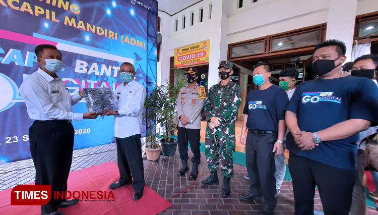 Penyerahan secara simbolis masker kepada Bupati Bantul Suharsono. (Foto: Totok Hidayat/TIMES Imdonesia)