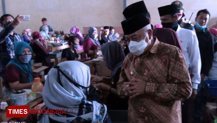 Bupati Malang HM Sanusi saat mengunjungi Pabrik Rokok Sayap Mas. (Foto : Binar Gumilang / TIMES Indonesia)