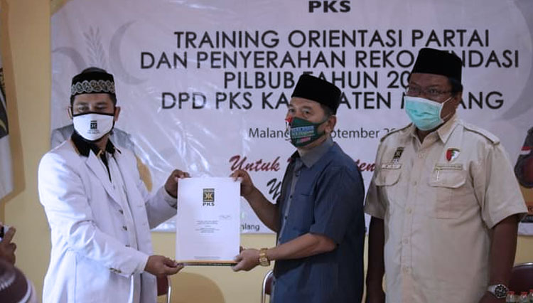 DPD PKS Kabupaten Malang saat menyerahkan rekomendasi kepada Cawabup Malang, Ir Didik Budi Muljono. (Foto: Facebook PKS)