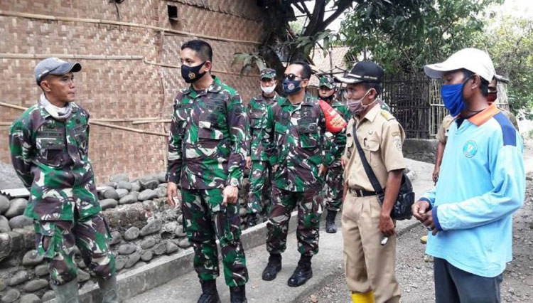 Dandim 0713 Brebes, Letkol Armed Mohamad Haikal Sofyan, meninjau lokasi salah satu sasaran rehab rumah di Desa Kalinusu, Kecamatan Bumiayu, Kabupaten Brebes, Jawa Tengah. (FOTO: AJP TIMES Indonesia)