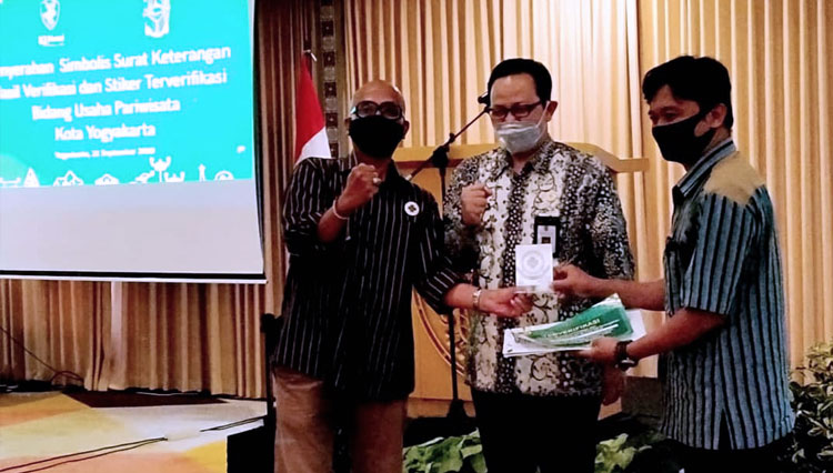 Wakil Wali Kota Yogyakarta, Heroe Purwadi dan Ketua BPD PHRI DIY, Deddy Pranowo Eryono ketika menyerahkan sertifikat dan stiker kepada Ruba Grha Hotel yang dinyatakan telah menerapkan standar Protokol Kesehatan Pencegahan Covid-19. (FOTO: Ruba Grha Hotel)