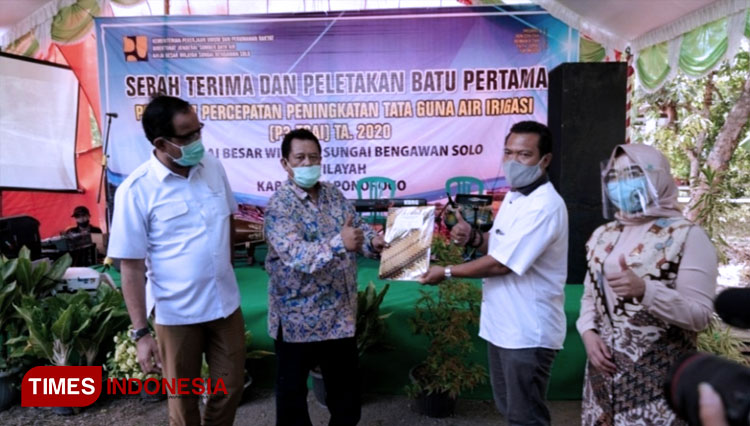 Bupati Ipong Muchlissoni dan Anggota Komisi V DPR Sri Wahyuni saksikan penyerahan hasil pekerjaan tahap I P3TGAI di Ponorogo. (FOTO: Humas Pemkab Ponorogo for TIMES Indonesia)