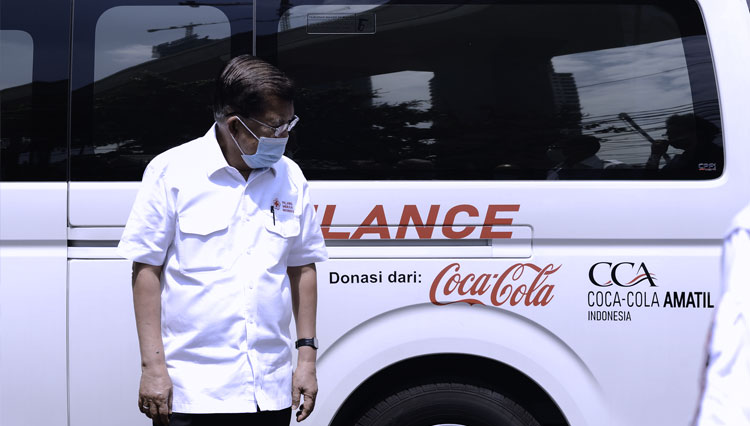 Ketua Umum PMI Jusuf Kalla menerima bantuan satu unit mobil ambulans untuk PMI dari Coca-Cola Indonesia. (FOTO: Humas Coca Cola for TIMES Indonesia)