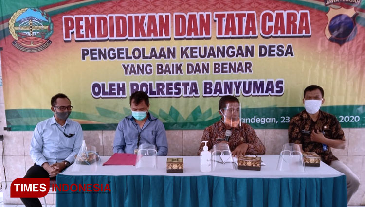KBO Satreskrim Polresta Banyumas IPTU Karseno, SH (Kedua dari kiri) saat memberikan materi tentang pengelolaan dana desa di Desa Randegan.(FOTO : Sutrisno/TIMES Indonesia)