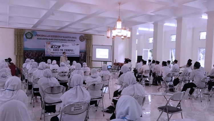 Sosialisasi dan pendidikan pemilihan bagi para pemula di Kampus Sekolah Tinggi Agama Islam (STAI) Tanbihul Ghofilin, Banjarnegara. (Foto : FB M Syarif KPU Banjarnegara)