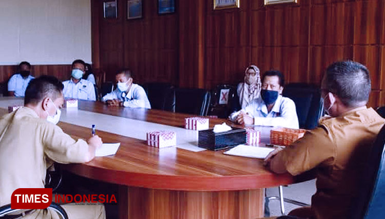 Ketua dan anggota KPU Kota Pagaralam audiensi dengan Wali Kota Pagaralam.  (Foto: Asnadi/ TIMES Indonesia) 