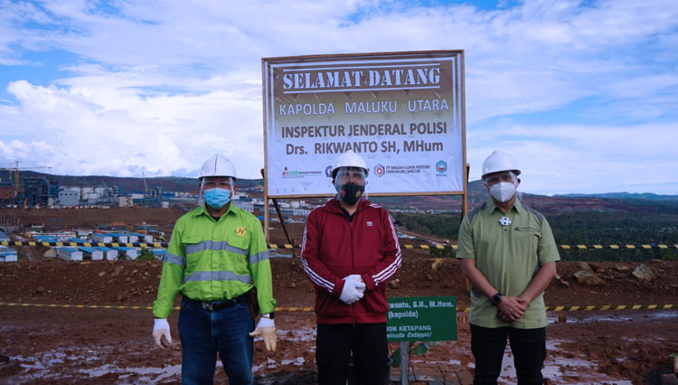 Kapolda Malut Irjen Pol Rikhwanto (tengah) saat foto bersama dengan perwakilan Harita Nickel (foto: Dok Harita Nickel)