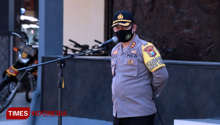 Kapolres AKBP Mochamad Nur Azis berikan arahan kepada anggotanya yang terploting pengamanan Pilbub. (Foto:Humas Polres/Times Indonesia)