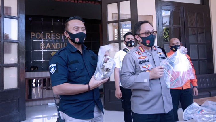 Kapolrestabes Bandung Kombes Pol Ulung Sampurna Jaya menunjukan barang bukti saat gelar perkara kasus pelemparan batu ke Masjid. (Foto: Iwa/TIMES Indonesia)