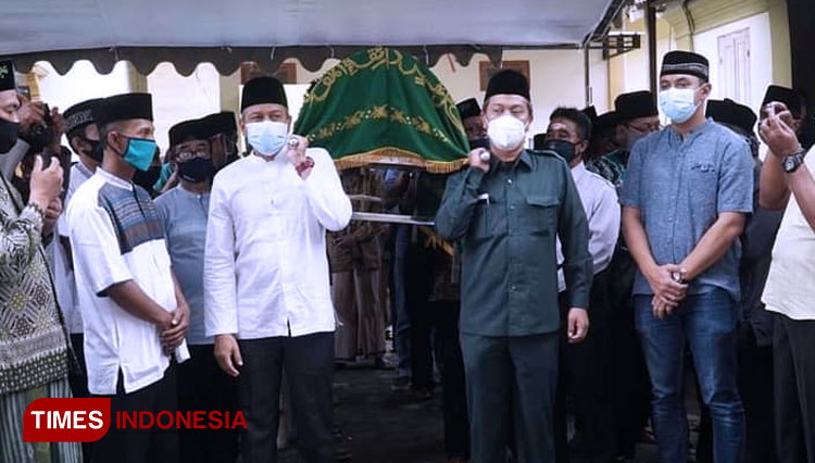 Ketua DPRD Kota Blitar dr Syahrul Alim dan Wakil Ketua DPRd Agus Zunaidi menandu jenazah KH Achfas Zen ketika hendak dimakamkan, Rabu ( 23/9/2020). (Foto: Sholeh/TIMES Indonesia)
