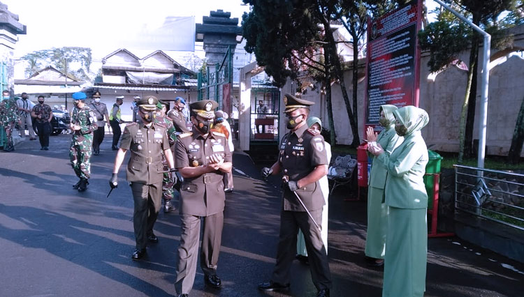 Komandan Kodim 0808/Blitar(Kanan) menyambut kedatangan Pangdam V Brawijaya (kiri) di Makam Bung Karno di Kota Blitar Jawa Timur, Rabu (23/09/2020). (Foto: Kodim 0808)