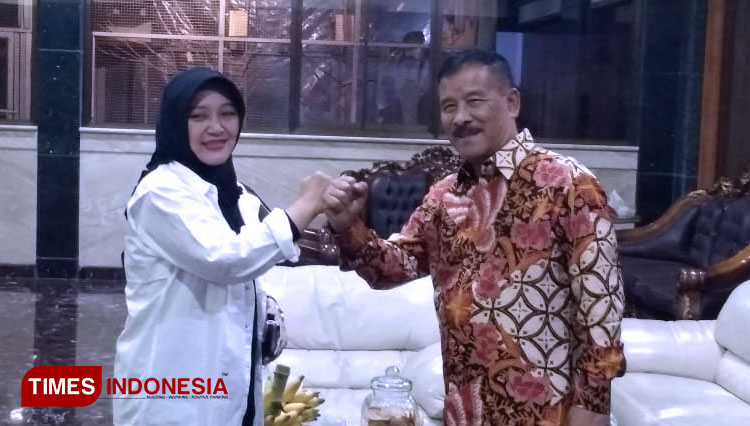 Manager Persib Bandung Umuh Muchtar bersama Cabup Bandung Kurnia Agustina Naser. (FOTO: Tim NU for TIMES Indonesia)