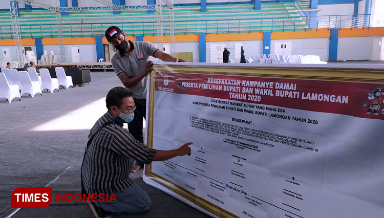 Panitia melakukan persiapan untuk proses pengundian nomor urut Paslon untuk Pilbup Lamongan, di GOR Lamongan, Rabu (23/9/2020). (FOTO: MFA Rohmatillah/TIMES Indonesia)