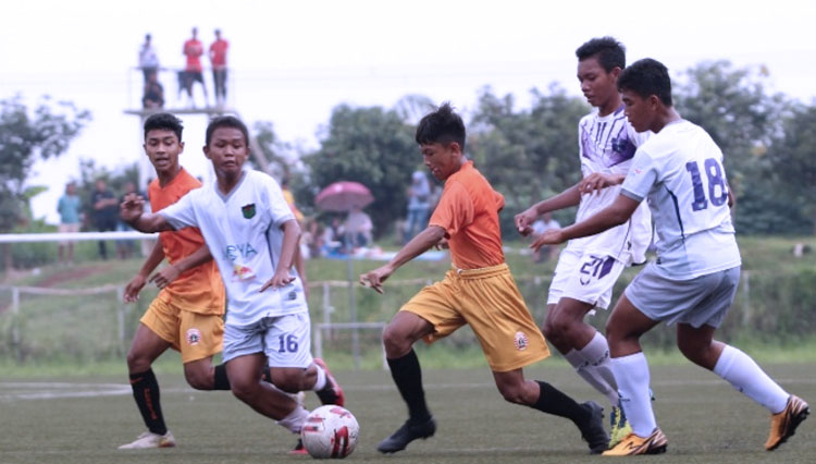 Pemain Persija Jakarta U-16, Nathan Fariel saat mengikuti kegiatan latihan di lapangan (foto: Dokumen/Persija Jakarta)
