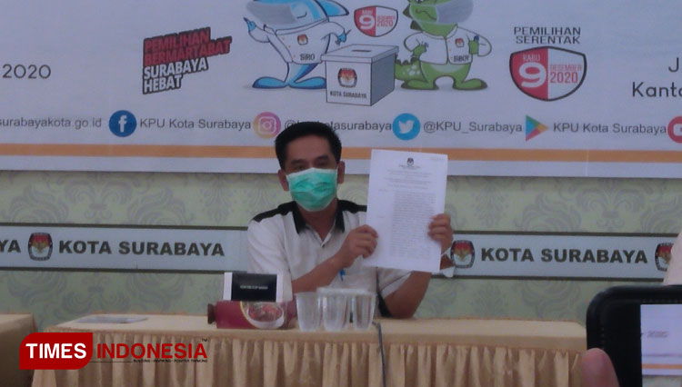 Ketua Komisi Pemilihan Umum (KPU) Kota Surabaya, Nur Syamsi menunjukkan surat hasil keputusan penetapan pasangan calon Pilwali Surabaya 2020. (Foto: Ammar Ramzi/TIMES Indonesia) 