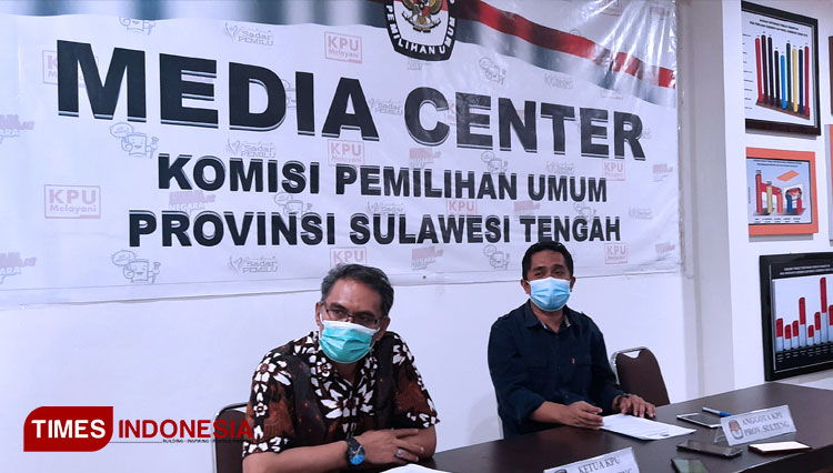 Ketua KPU Sulteng Tanwir Lamaming (kiri) dan komisioner KPU Sulteng Sahran Raden (kanan) saat menggelar siaran pers di kantor KPU Sulteng. (FOTO: Sarifah Latowa/TIMES Indonesia) 