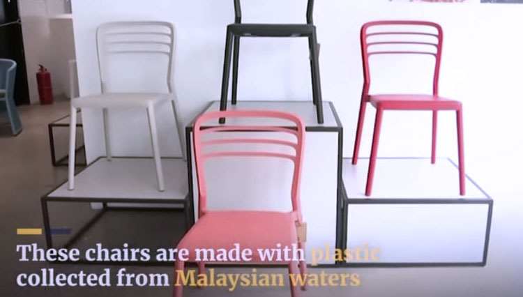 Kursi cantik kekininan dari bahan limbah plastik yang dikumpulkan dari perairan Malaysia. (Foto: YouTube Official South China Morning Post)