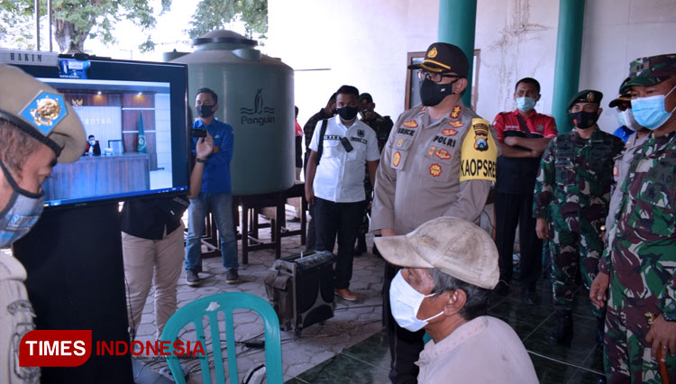 Kapolres Bondowoso AKBP Erick Frendriz saat memeriksa langsung sidang secara daring saat operasi yustisi Protokol Covid-19 (FOTO: Moh Bahri/TIMES Indonesia)