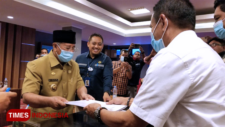 Penyerahan NPHD oleh Gubernur KH Abdul Gani Kasuba kepada perwakilan pemegang IUP (FOTO: Wahyudi Yahya/TIMES Indonesia)