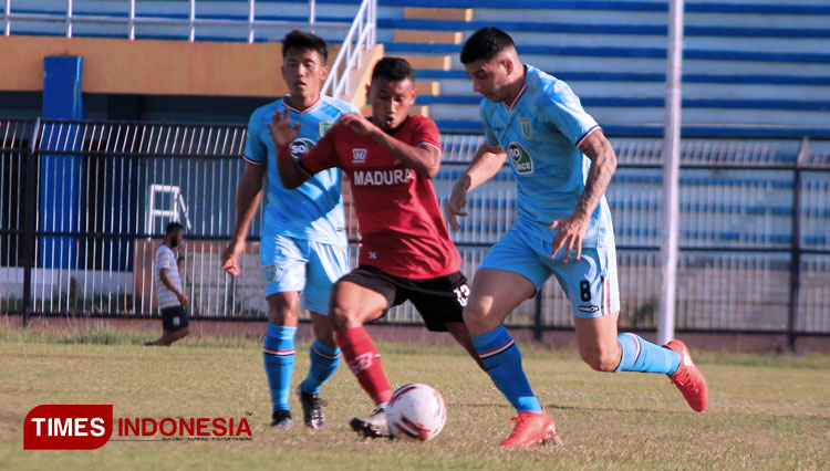 Gelandang Persela, Brian Ferreira berusaha melepaskan diri dari kawalan pemain Madura United, pada laga uji coba di Stadion Surajaya Lamongan, Kamis (24/9/2020). (FOTO: MFA Rohmatillah/ TIMES Indonesia)