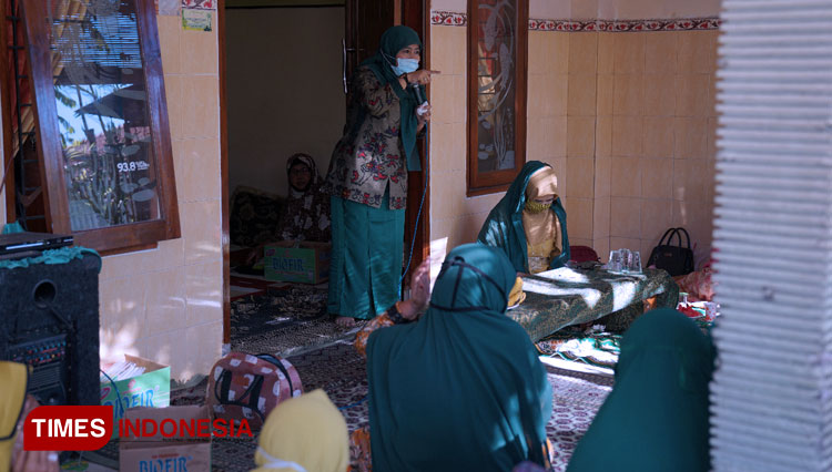Dwi Astutik saat silahtutahmi dengan Muslimat NU Sidoarjo (foto dokumen Dwi Astutik for timesindonesia)