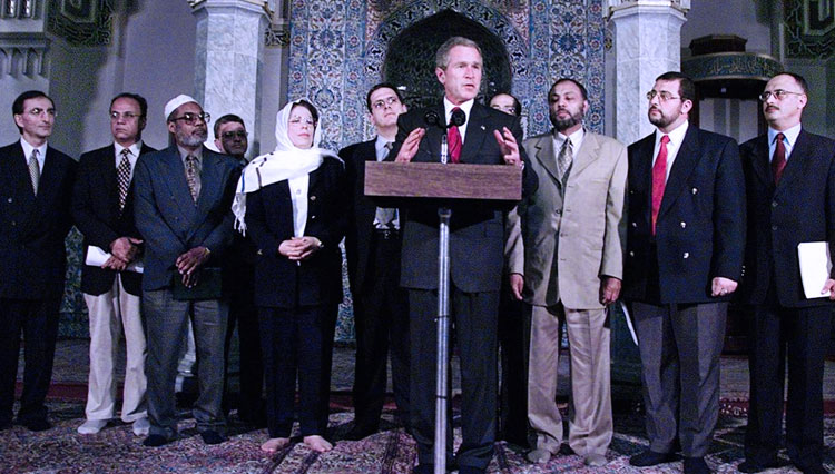 Presiden George W. Bush berpidato di Islamic Center Washington DC beberapa hari setelah 9/11. (Foto:  whitehouse archive)